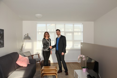 Andrés Már Magnússon, fulltrúi seljanda, og Ólafía B. Rafnsdóttir, formaður VR, við afhendinguna á nýrri íbúð VR á Akureyri